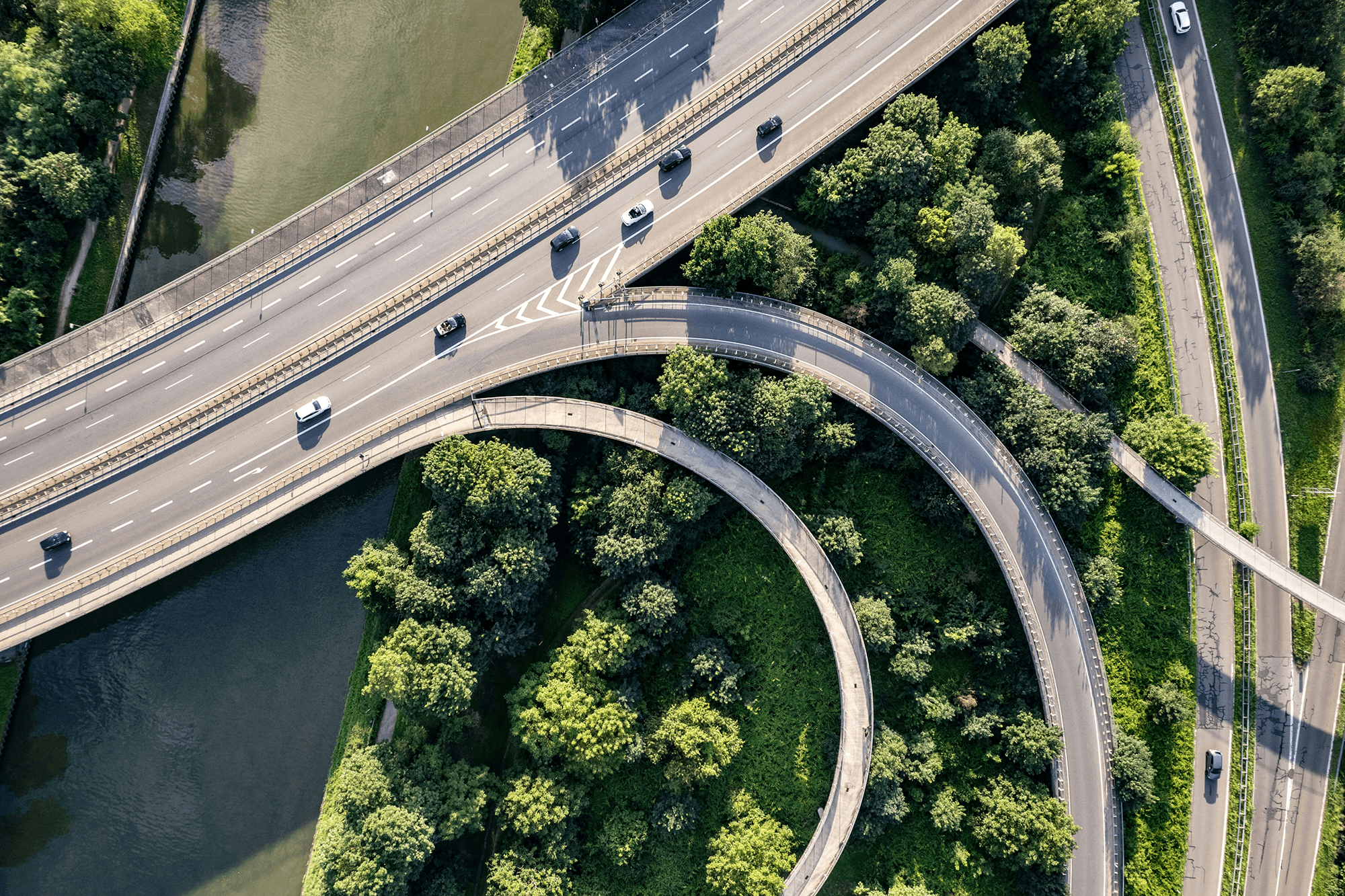 A picture of a freeway with trees and cars.